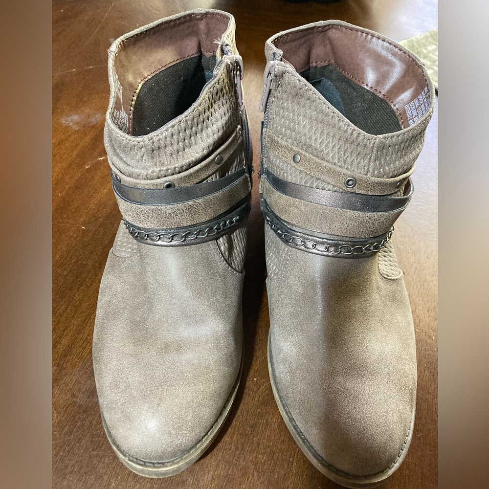 Ladies Size 8W So Gray Strappy Booties